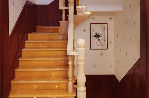 德江中式别墅室内汉白玉石楼梯的定制安装装饰效果